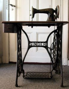 Antique Singer Sewing Machine with foot pedal. This file is licensed under the Creative Commons Attribution-Share Alike 2.0 Generic license.